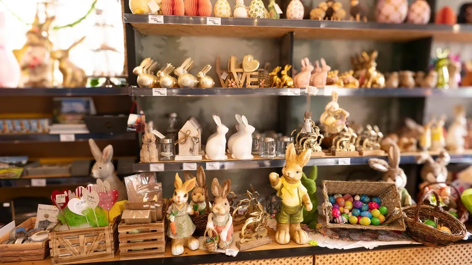 Saisonale Dekoration mit Osterfiguren im Laden
