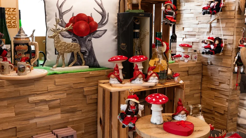 Einblick in den Souvenirshop mit Tassen, Figuren und Spirituosen